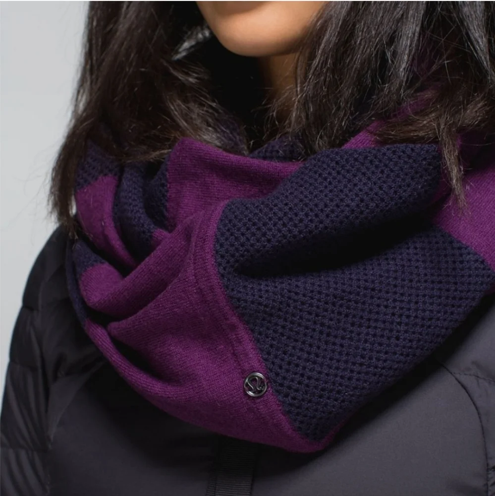 LULULEMON Heart Opener Circle Scarf Merino WoolBlack Grape / Berry Yum Y…